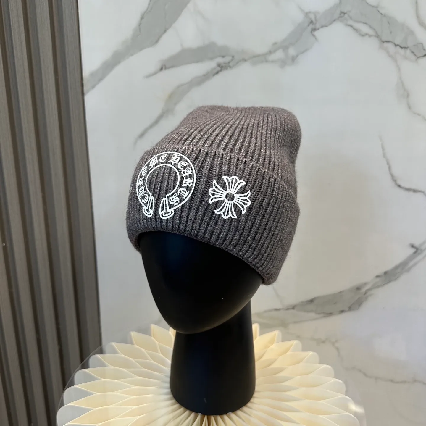 P70 🤍Chrome hearts new autumn and winter cross knitted hat🧶 One of the must-have hats in autumn and winter~ It really looks good on whoever wears it~, it is also a perfect match in black and white and gray in autumn~
